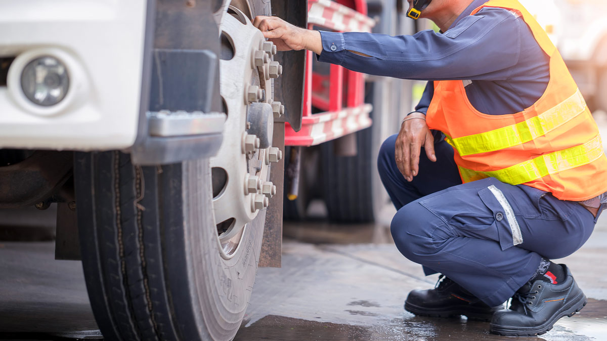 dvir-penalties Roadside inspection of commercial vehicle highlighting DVIR compliance and potential penalties